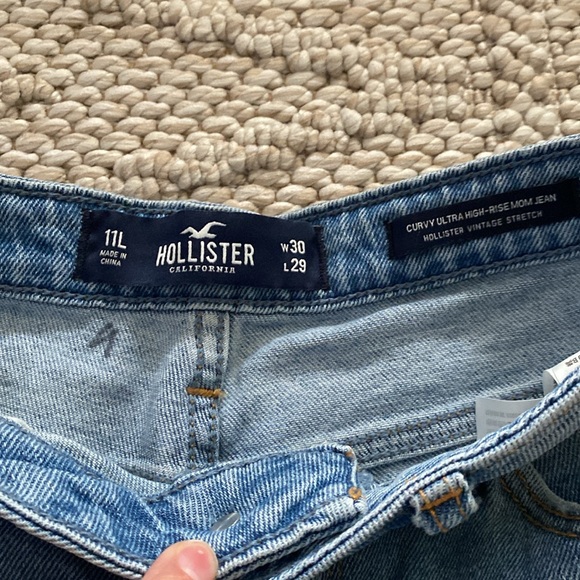 Hollister | curvy ultra high rise mom jeans size 30 - Picture 2 of 4